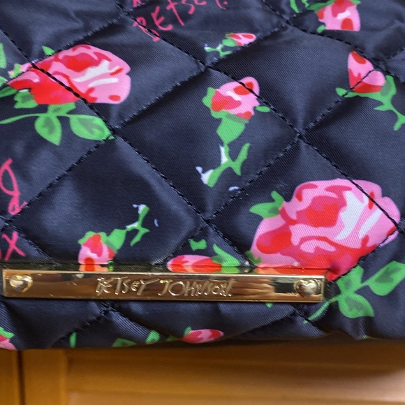 Betsy    Johnson  Beautiful travel bag 2 handl many interior inside - Picture 6 of 12